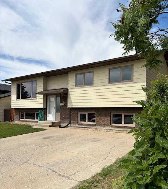 Lethbridge, AB T1H 5Y8,131 Beaverpond CT N