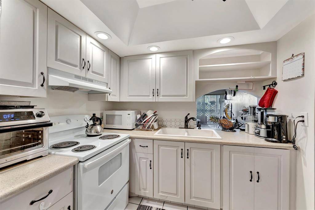 Plantation, FL 33324,469 N Pine Island Rd #B305