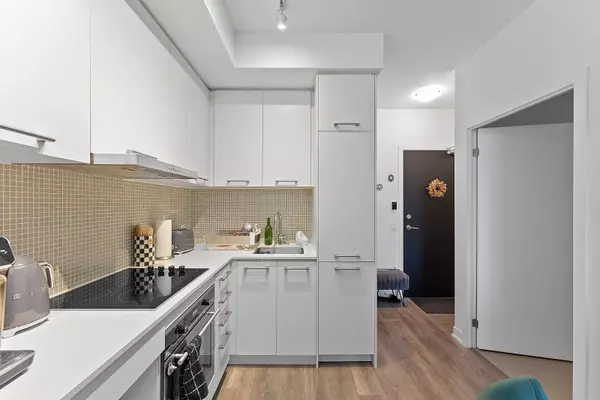 Toronto C01, ON M5V 0P1,87 Peter ST #1901