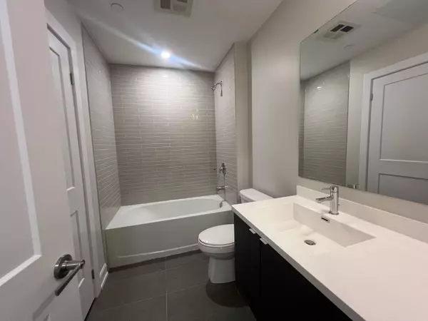 Oakville, ON L6H 7X9,3220 William Coltson AVE #417