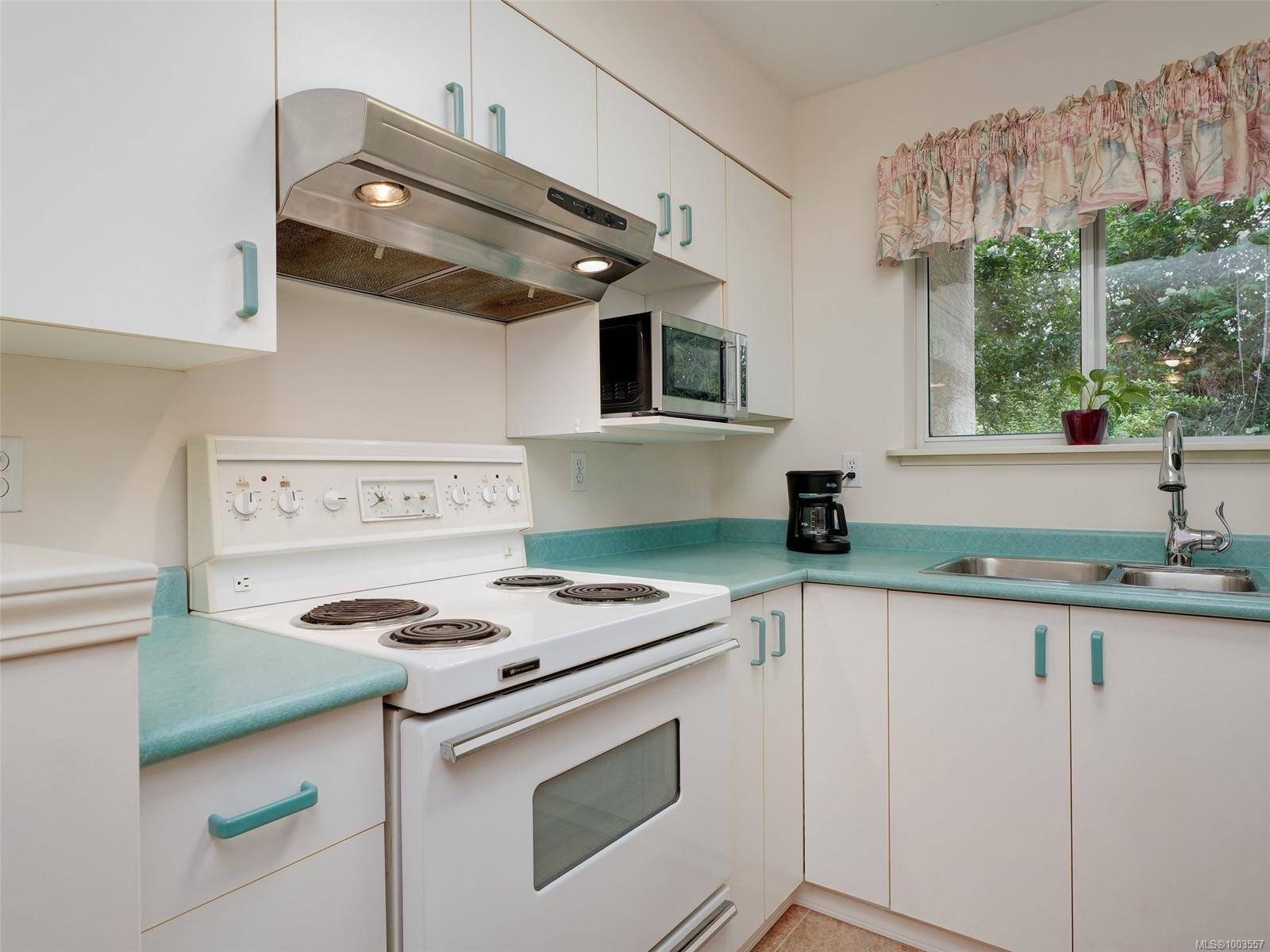 Saanich, BC V8X 2S1,1032 Inverness Rd #108