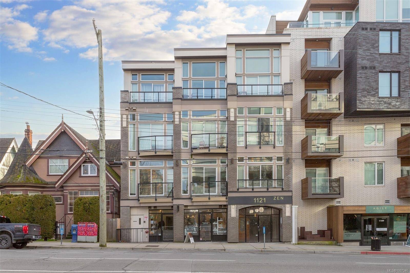 Victoria, BC V8V 3K9,1121 Fort St #402