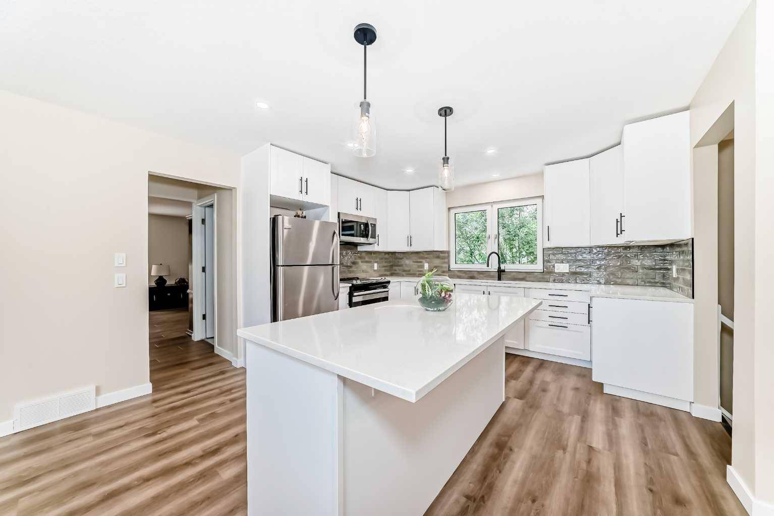 Calgary, AB T2W0X5,11023 Southdale RD Southwest