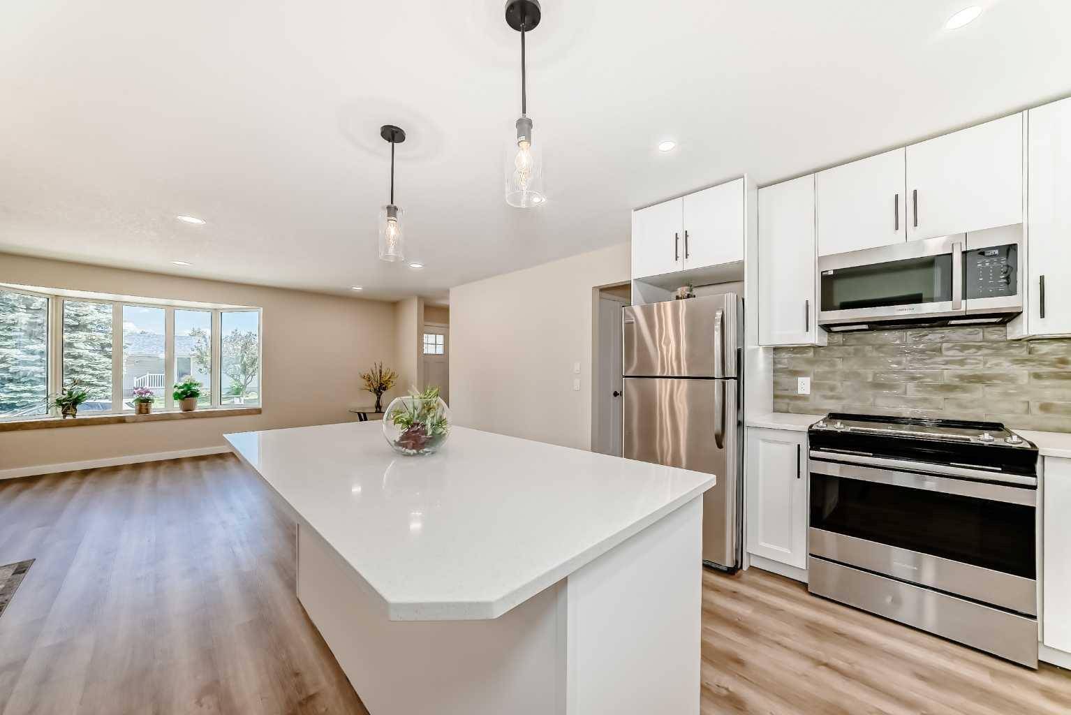 Calgary, AB T2W0X5,11023 Southdale RD Southwest