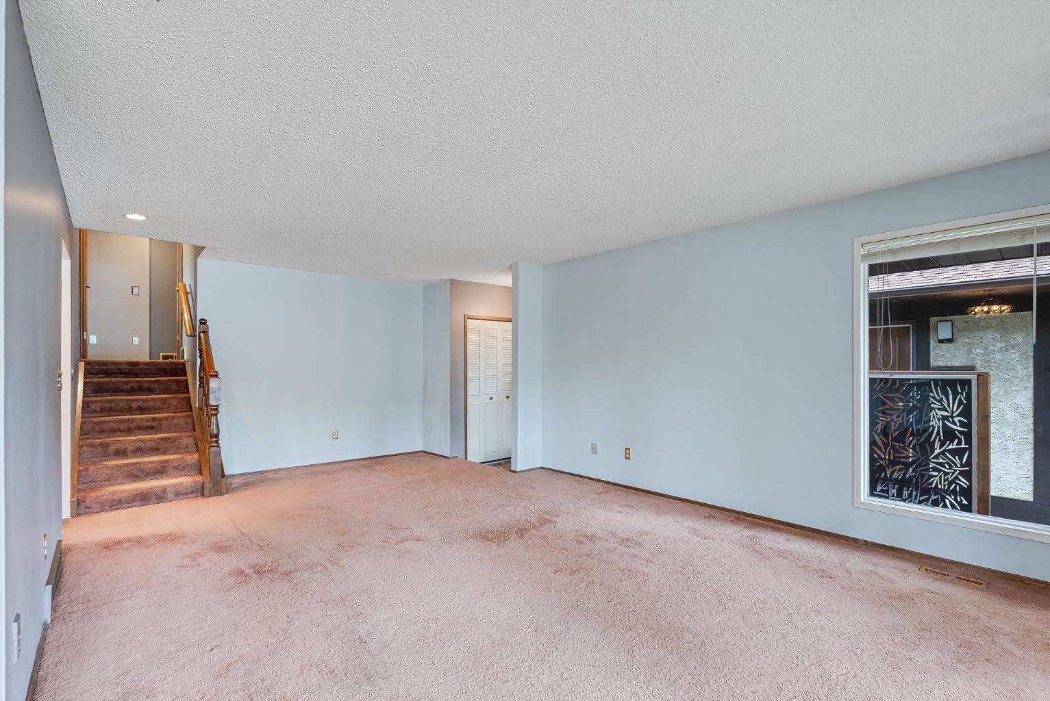 Calgary, AB T3A 2S6,40 Edgeford RD Northwest