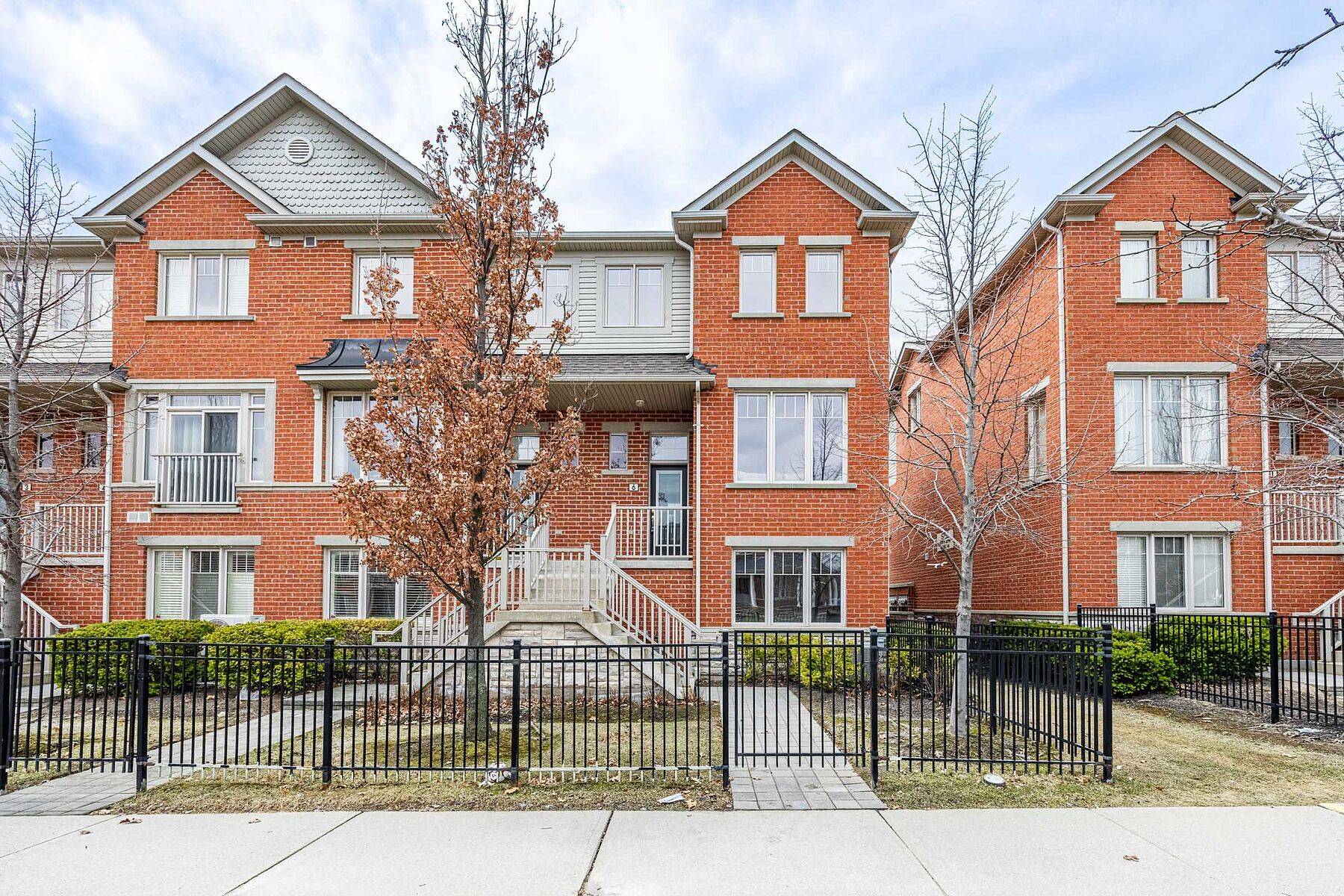 5700 Tosca DR W #6, Mississauga, ON L5M 0P7