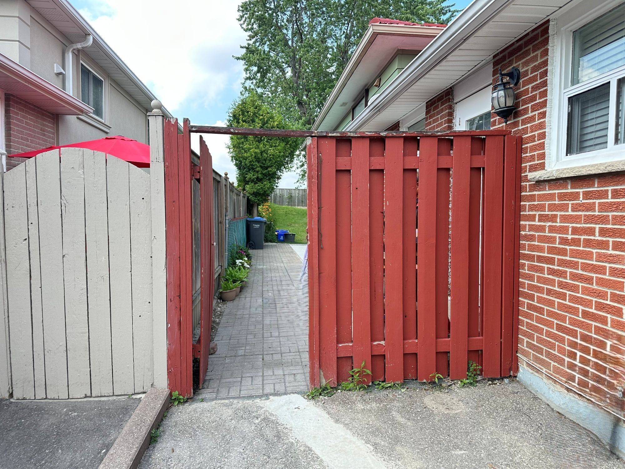 Mississauga, ON L5C 1N9,752 Eaglemount CRES #Bsmt