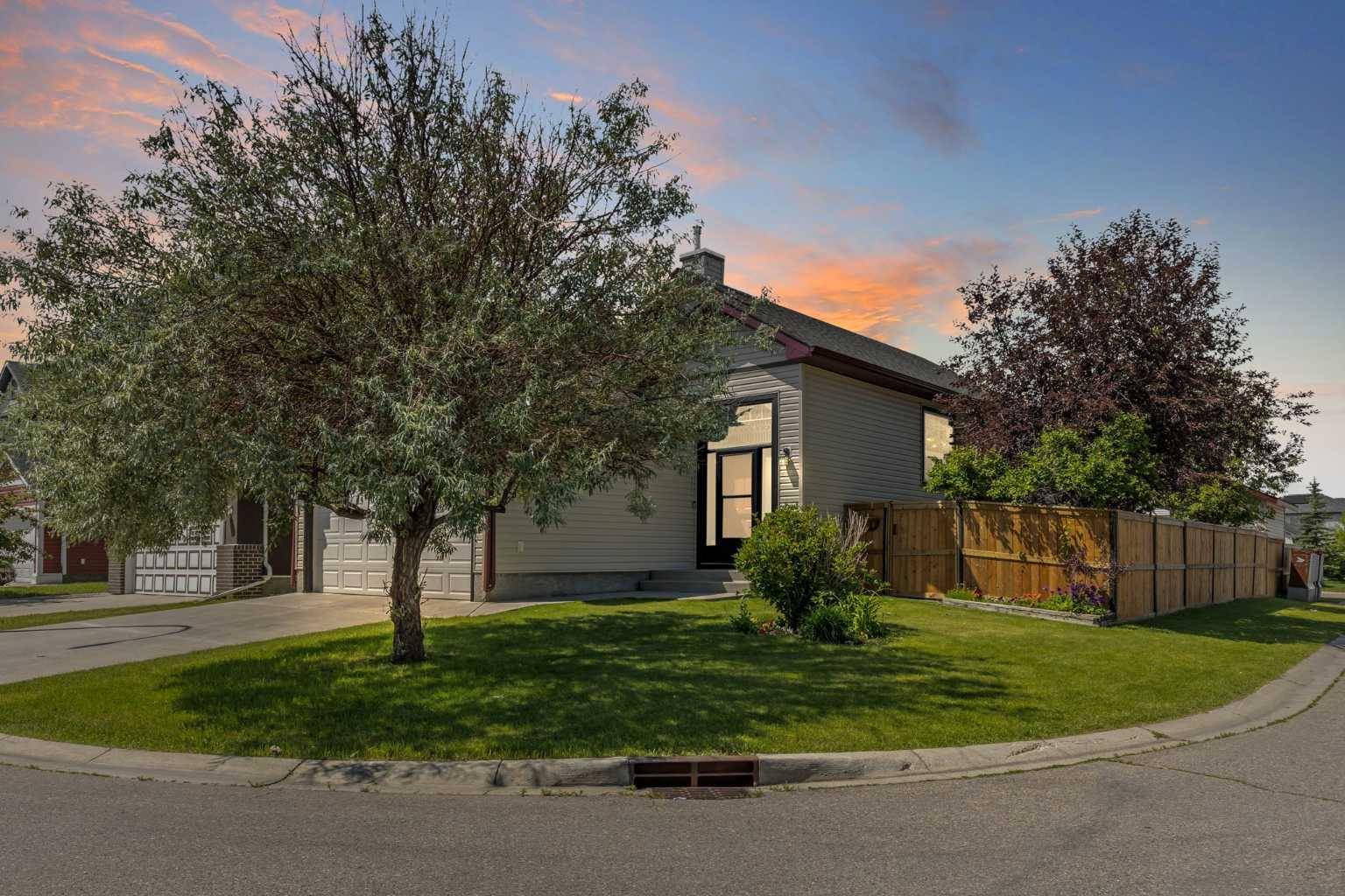 4 Martha's Meadow PL NE, Calgary, AB T3J 4H6