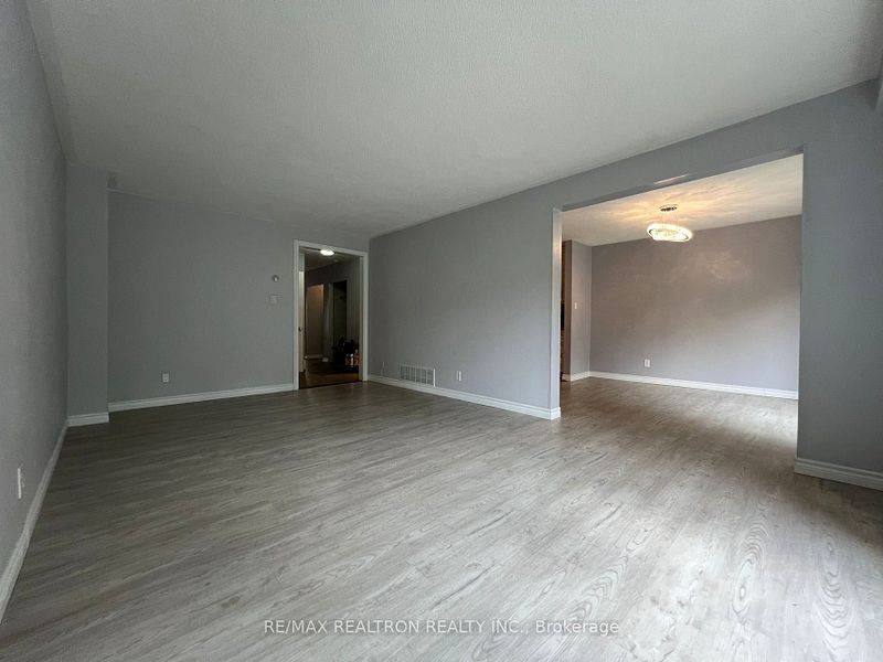 Toronto C07, ON M2M 1N9,8 Fontainbleau DR