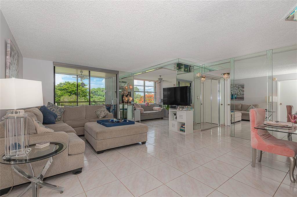 Pembroke Pines, FL 33026,900 Saint Charles Pl #310