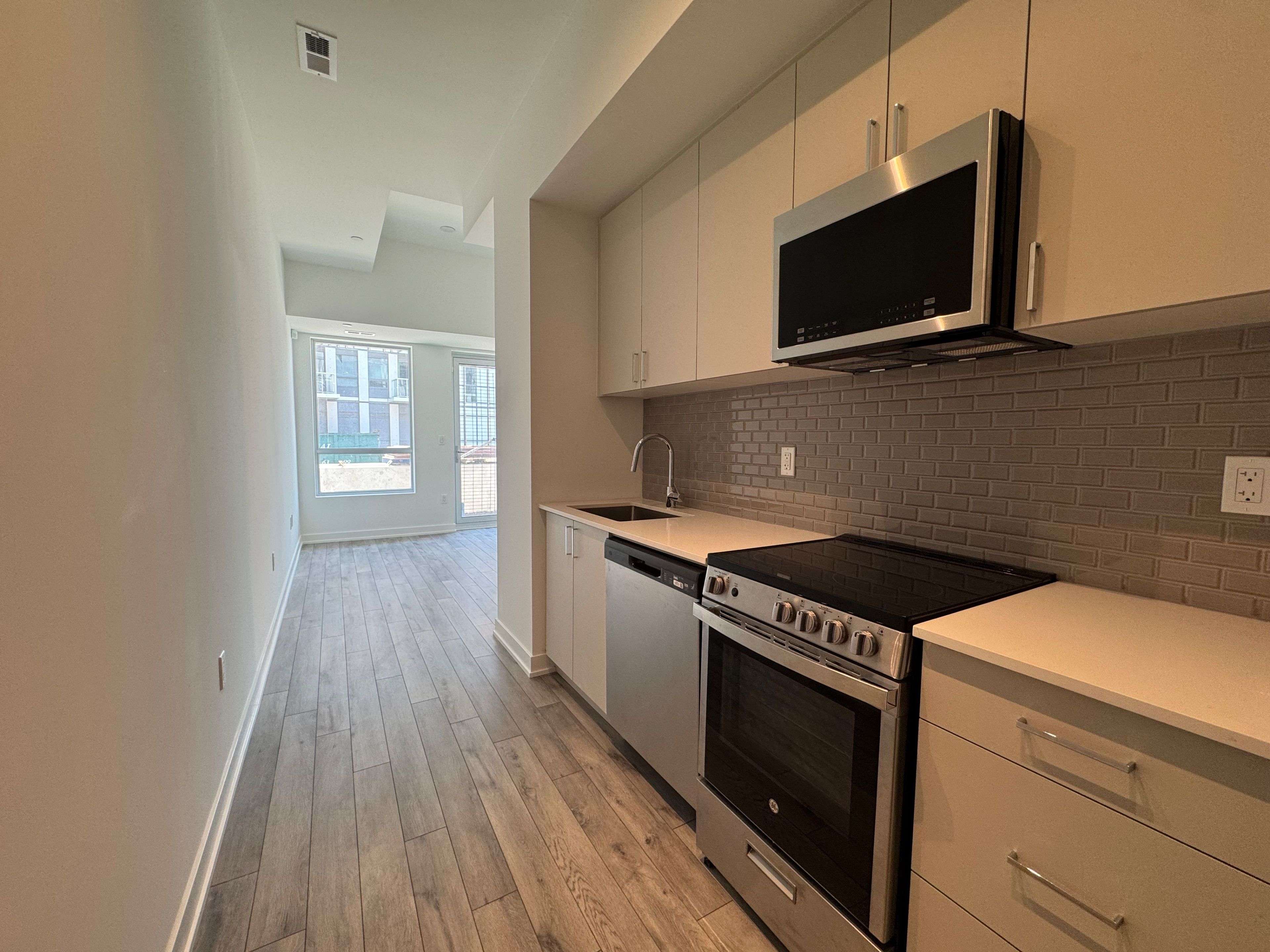 Oakville, ON L6H 8C7,1005 Dundas ST E #107