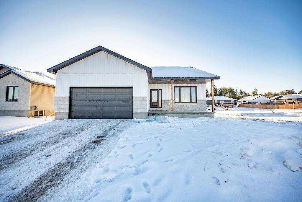 52 Wilson AVE, Petawawa, ON K8H 2Y3