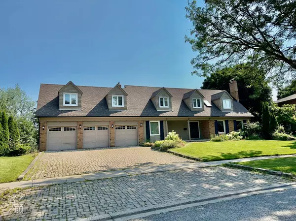 11 Rae CRES E, Markham, ON L3R 2X8