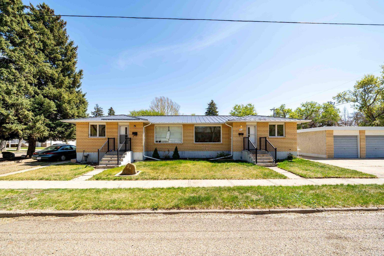 341 & 343 2 AVE Northwest, Medicine Hat, AB T1A 6S5