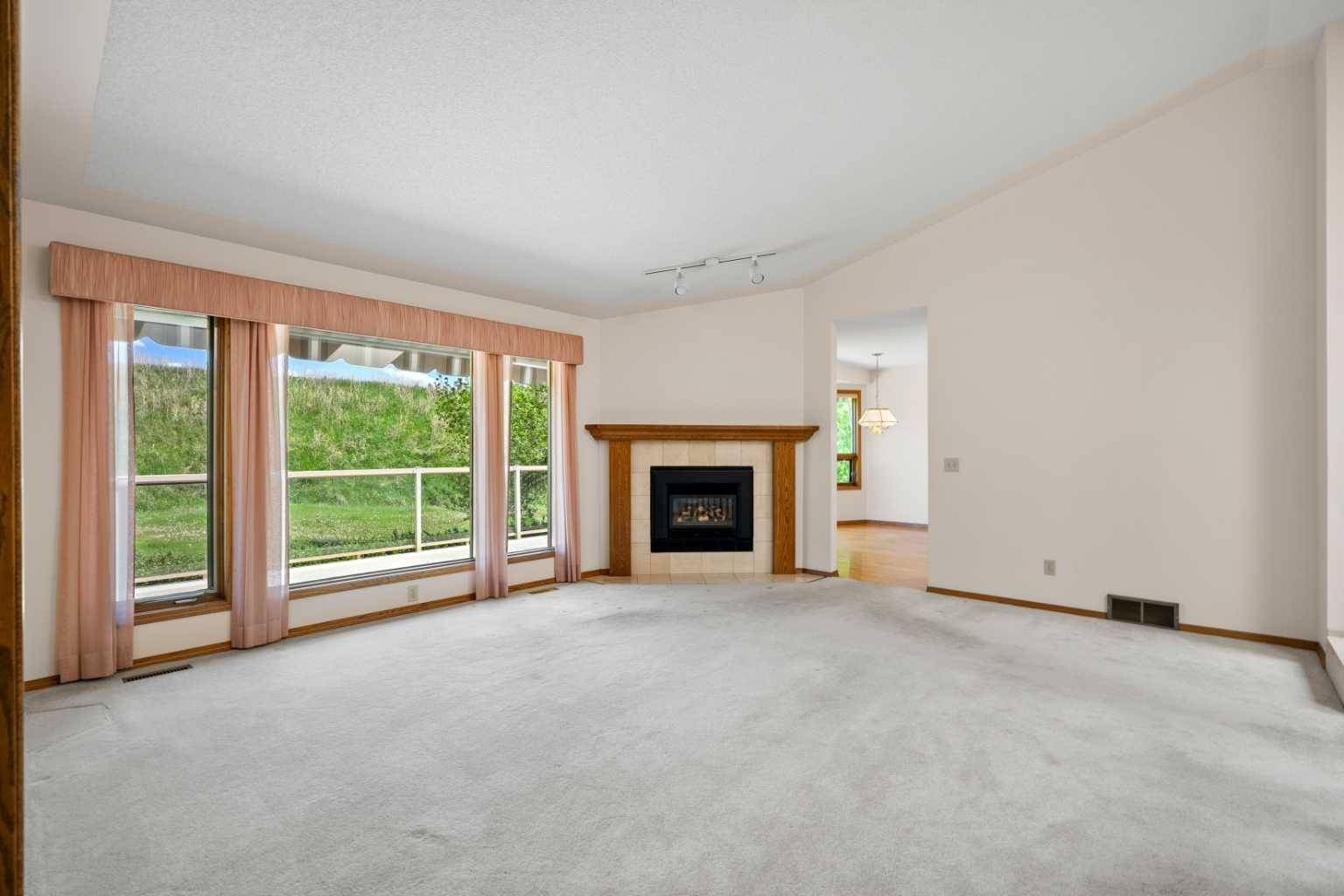 Calgary, AB T2Y 2V1,216 Shawnee GDNS SW
