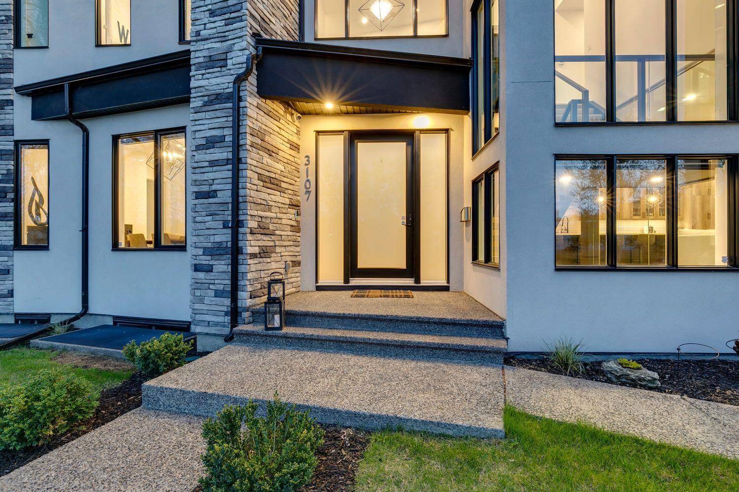Calgary, AB T2R 0V3,3107 5 AVE NW