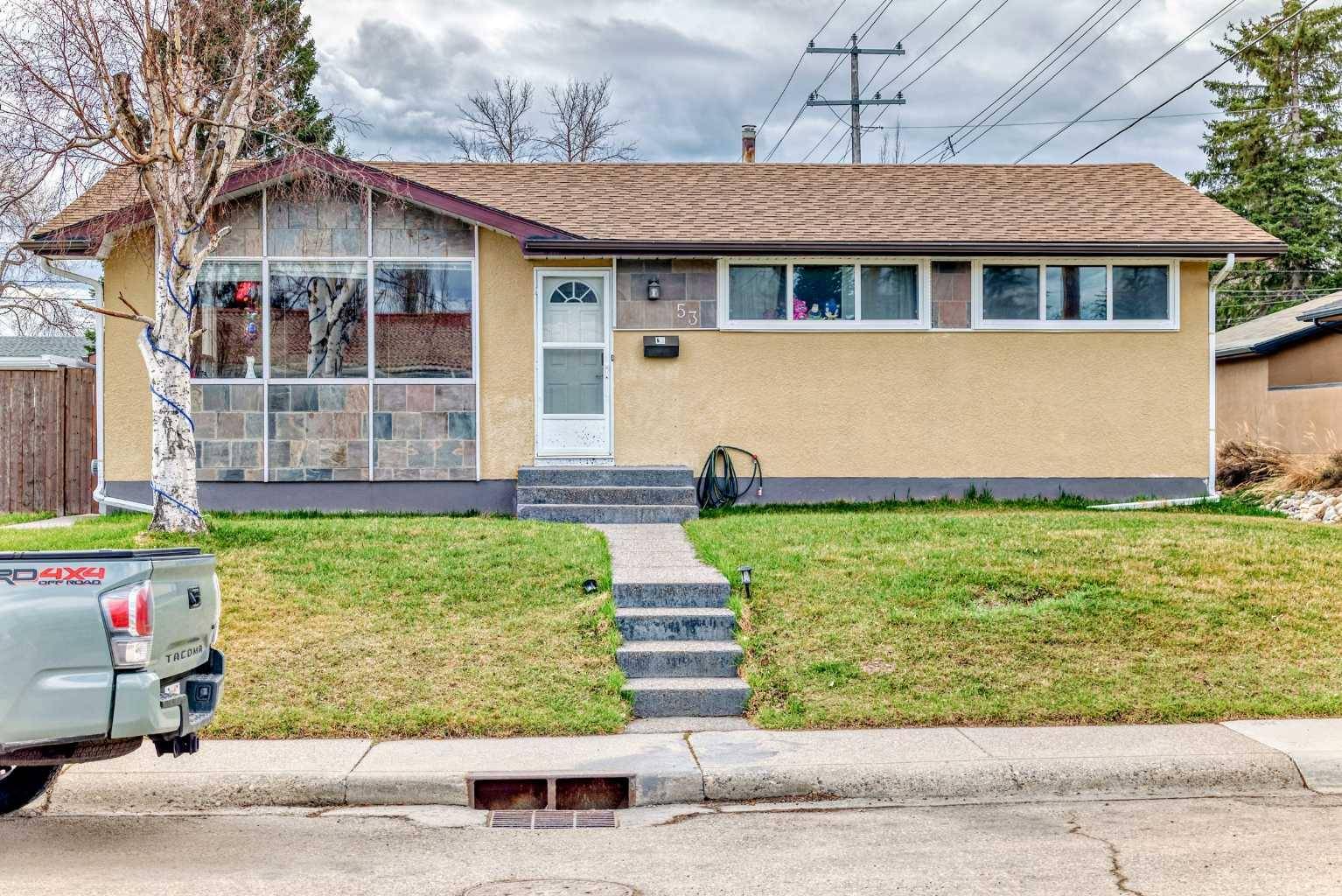 Calgary, AB T3C 2W8,53 Wakefield DR Southwest