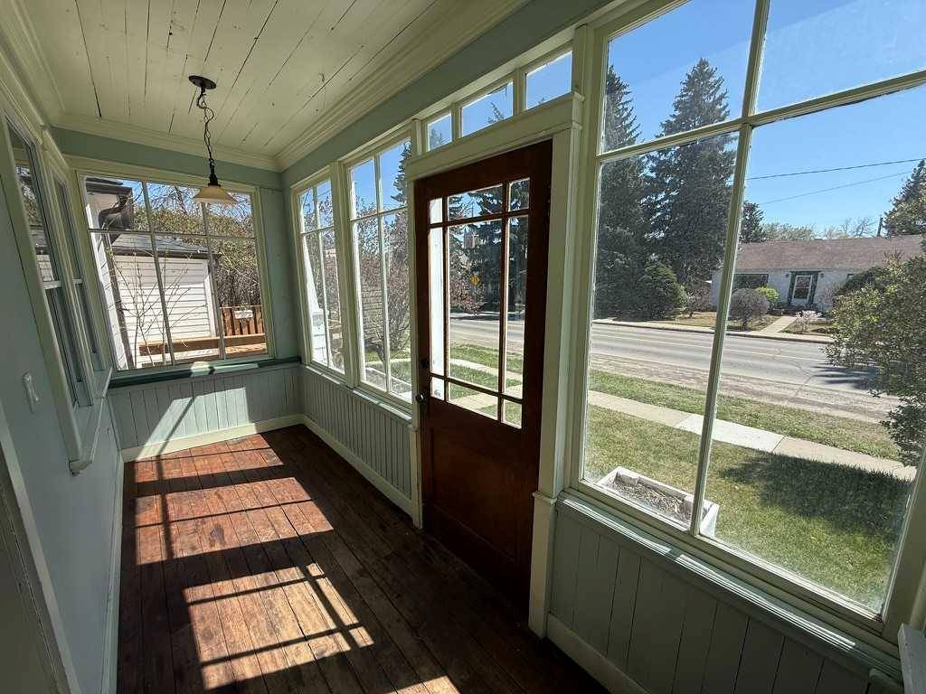 Calgary, AB T2M 1E1,722 20 AVE NW