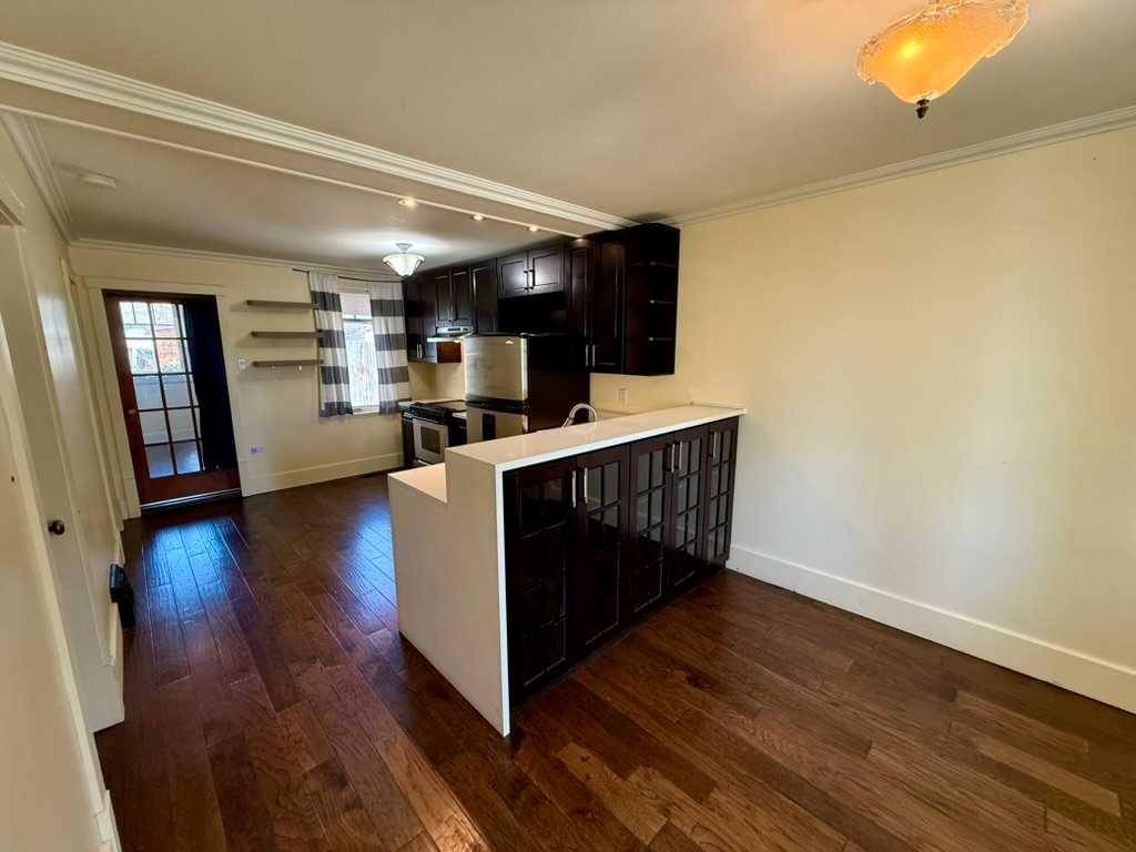 Calgary, AB T2M 1E1,722 20 AVE NW