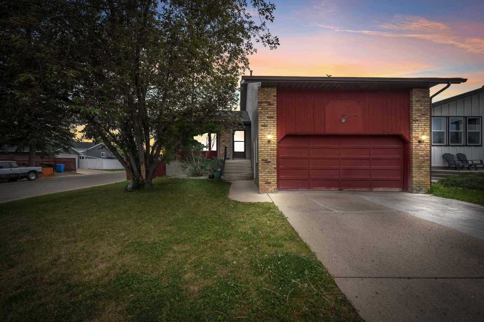 48 Castleglen CT NE, Calgary, AB T3J 2B8
