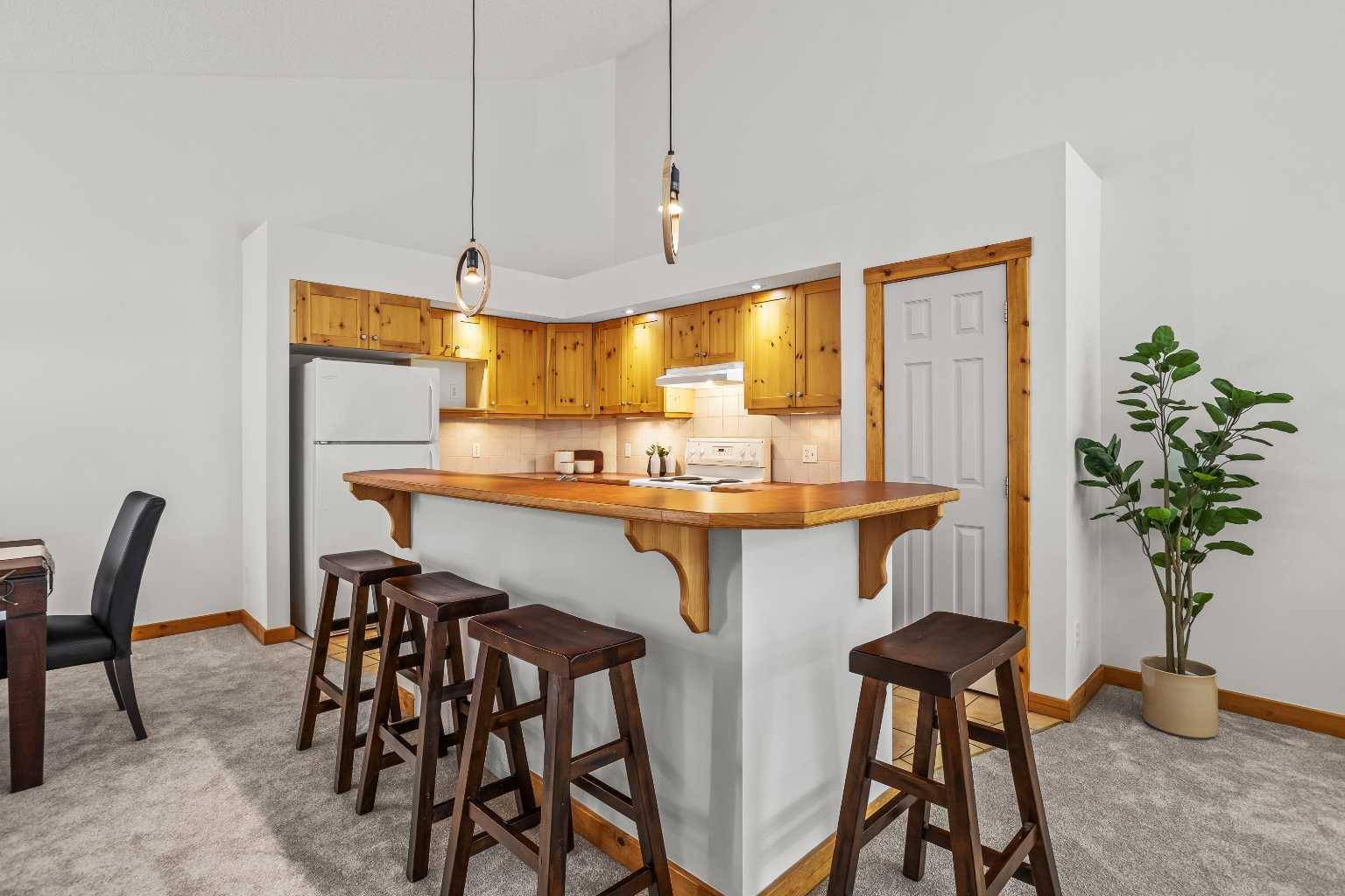 Canmore, AB T1W2C4,833 7th ST #4