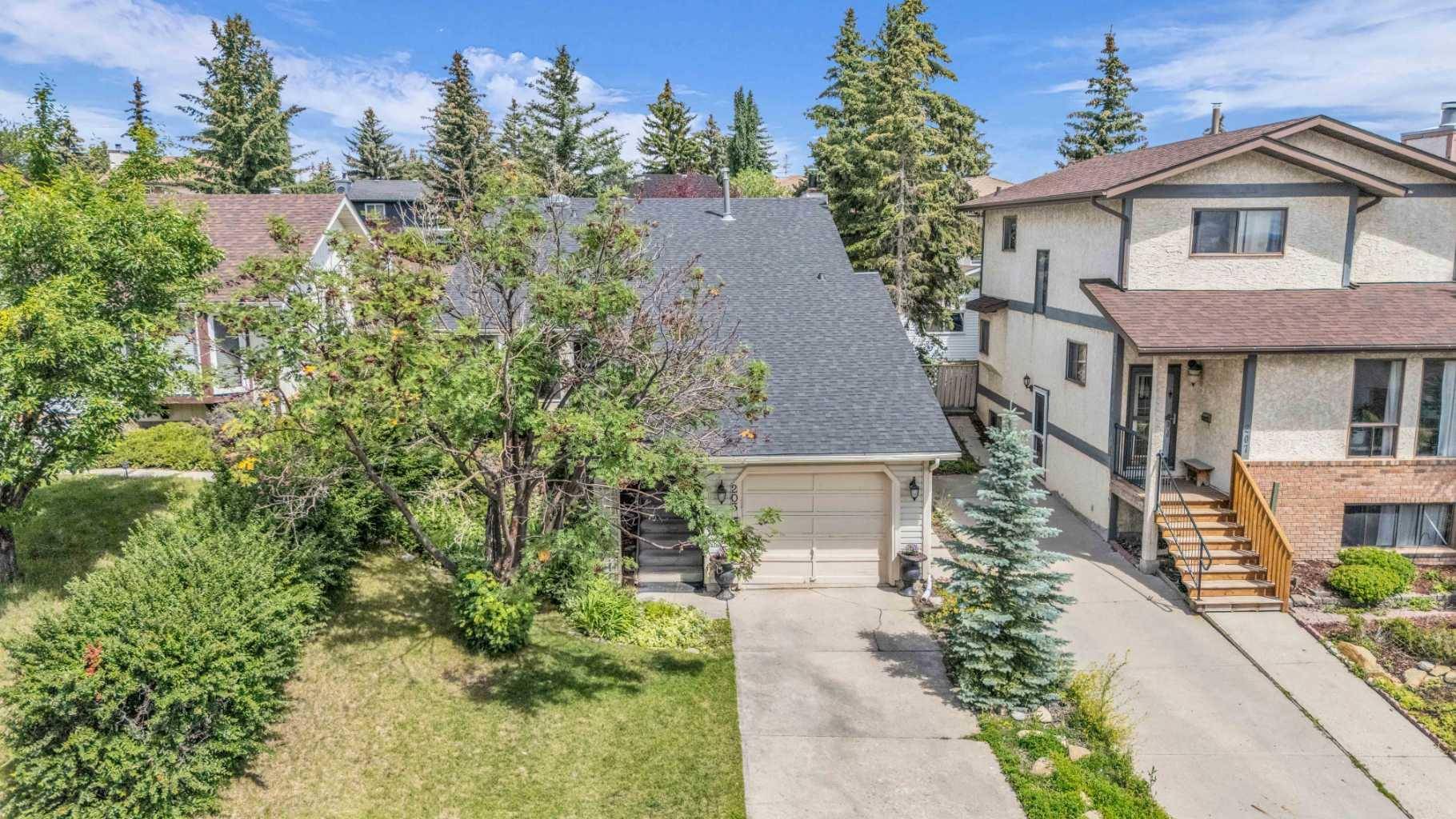 203 Edgeland RD Northwest, Calgary, AB T3A 2Y3