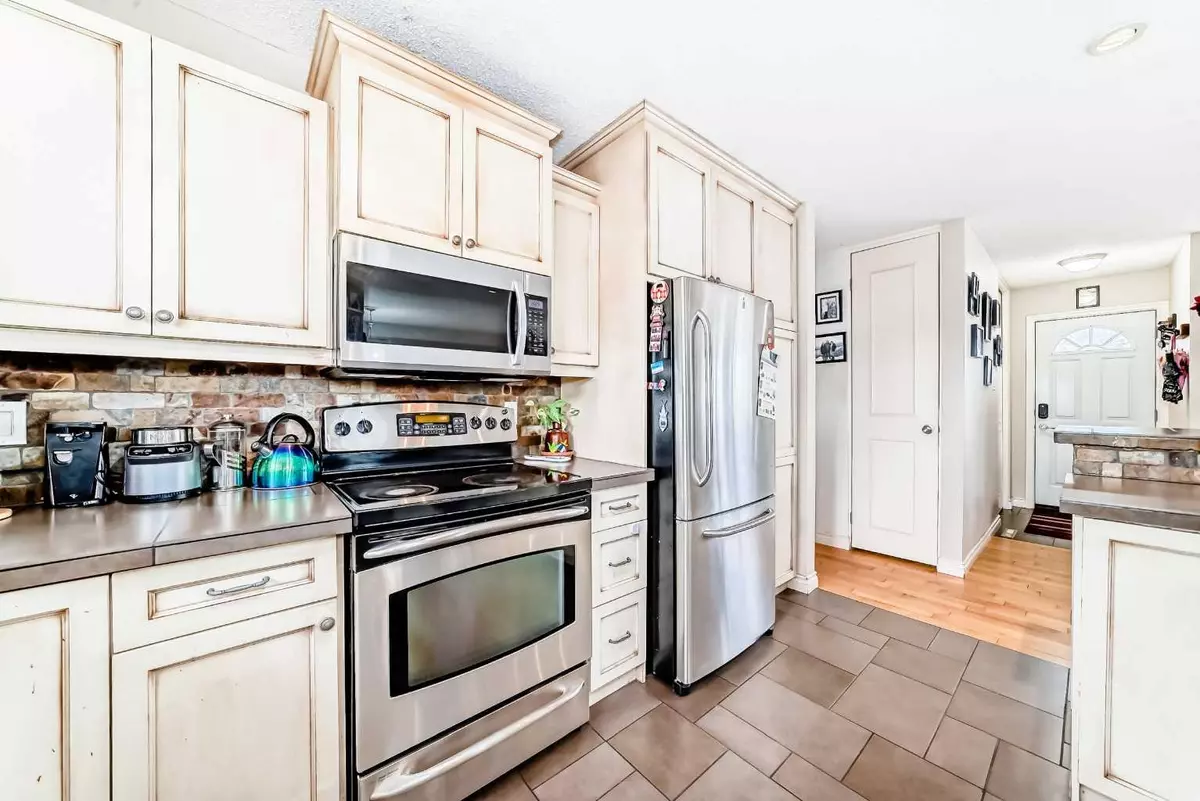 Calgary, AB T3C 2W8,53 Wakefield DR Southwest