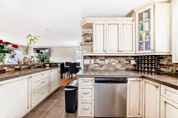 Calgary, AB T3C 2W8,53 Wakefield DR Southwest