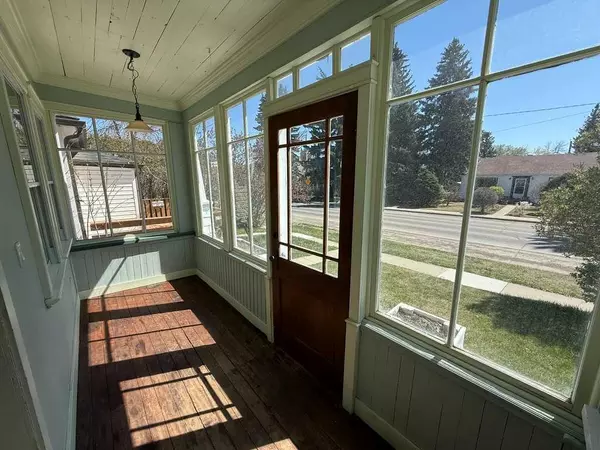 Calgary, AB T2M 1E1,722 20 AVE Northwest