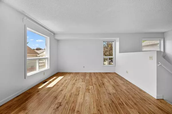 Calgary, AB T2K6J3,51 Hunterhorn CRES Northeast
