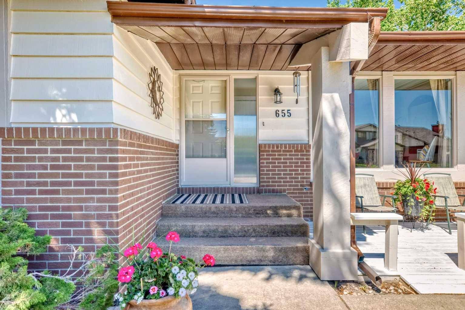 Calgary, AB T2J 5V4,655 deercroft WAY Southeast