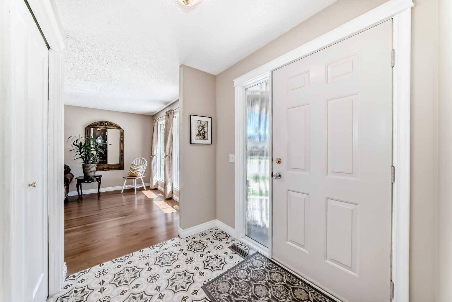 Calgary, AB T2J 5V4,655 deercroft WAY Southeast