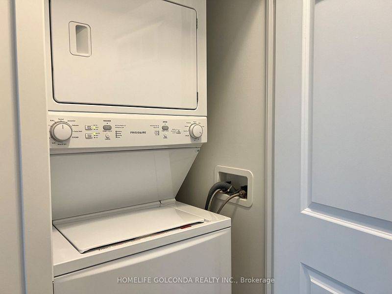 Richmond Hill, ON L4B 0H3,75 Oneida CRES #803