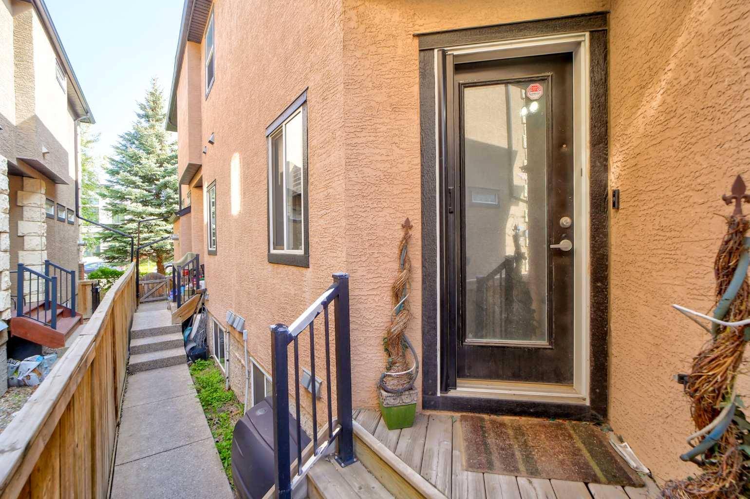 Calgary, AB T2E 1L9,221 17 AVE NE ##2