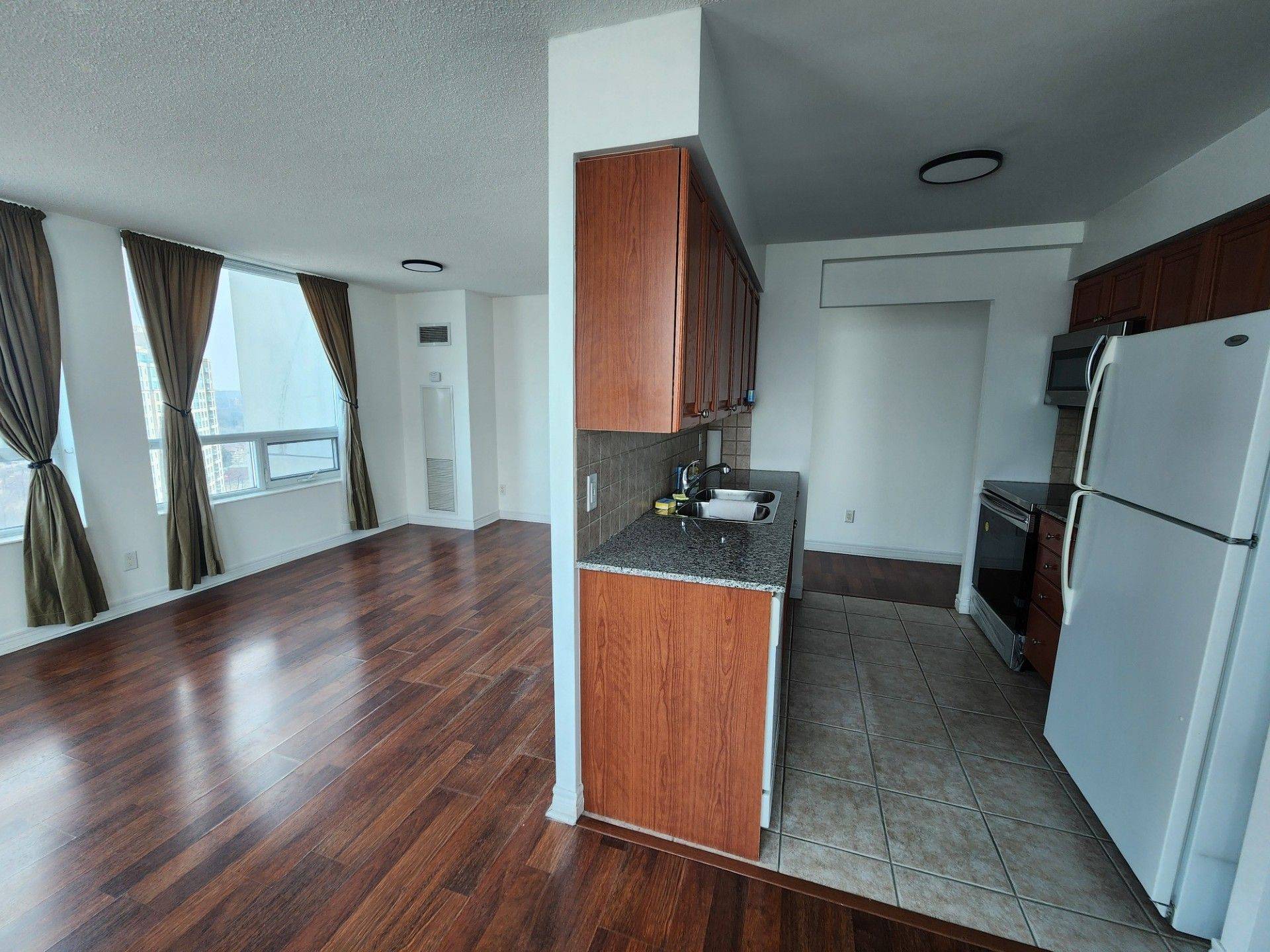 Toronto E09, ON M1P 5E4,83 borough DR #1912