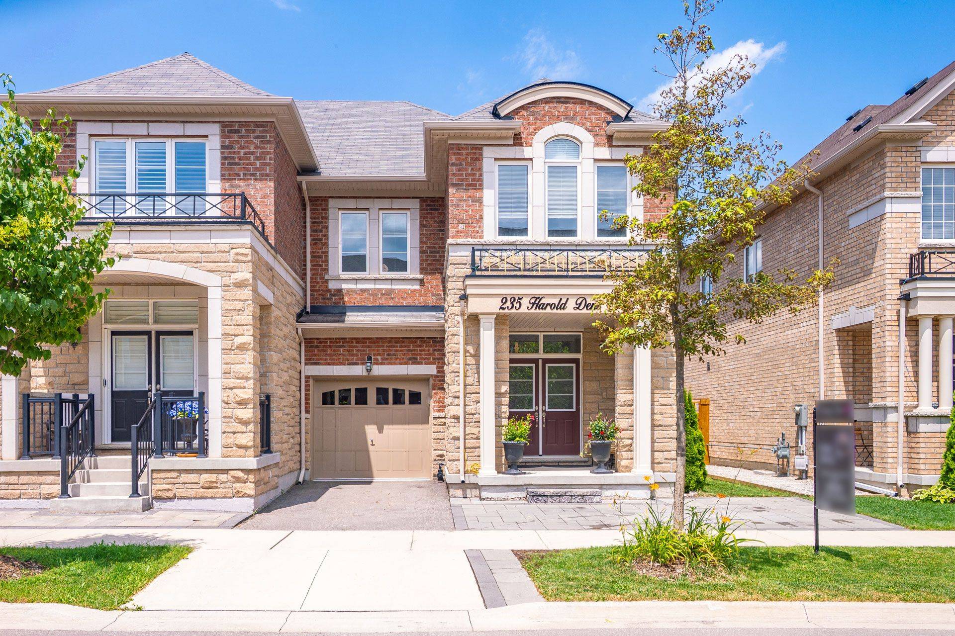 235 Harold Dent TRL N, Oakville, ON L6M 1S3