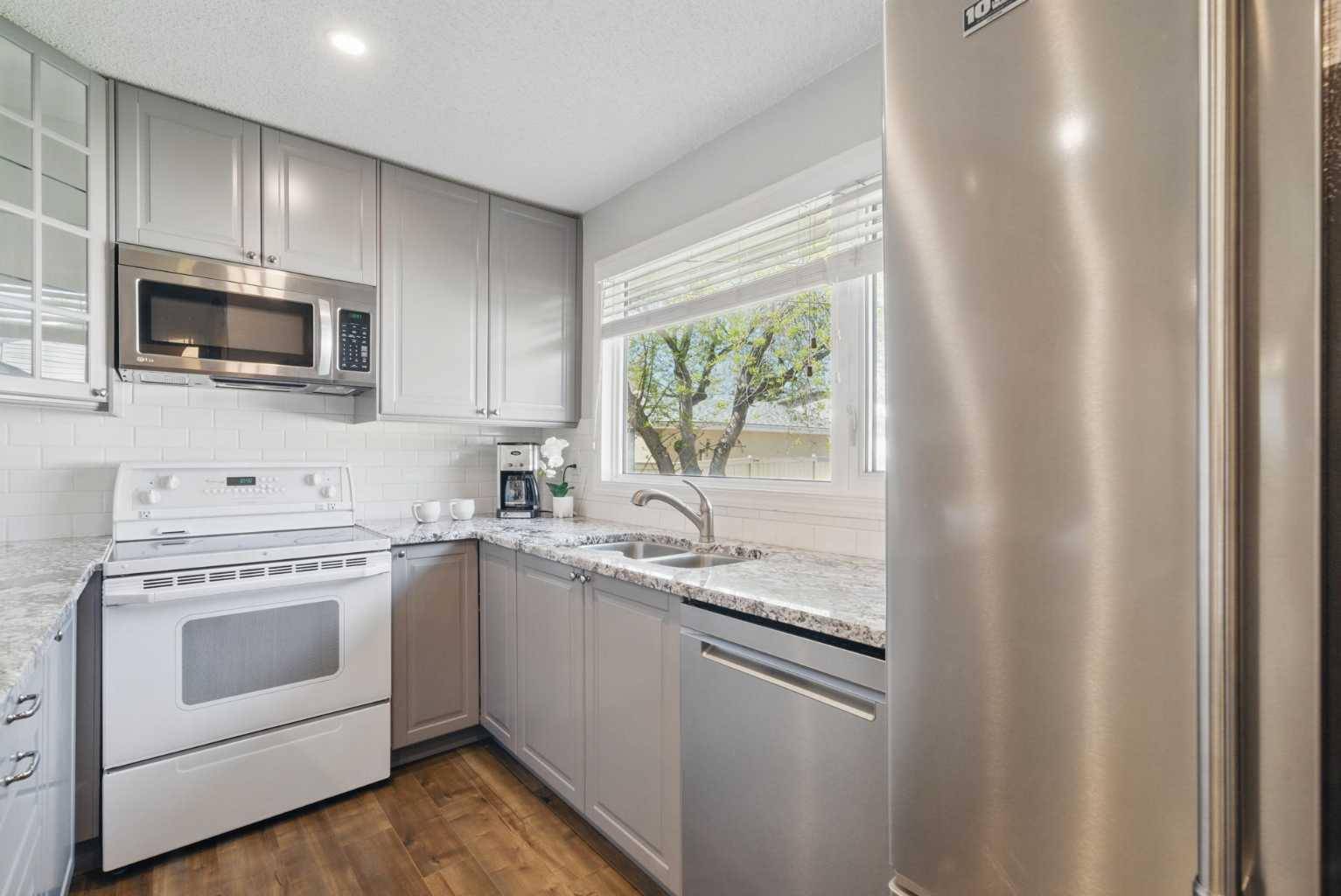 Calgary, AB T2K 4N2,828 Hunterston CRES NW