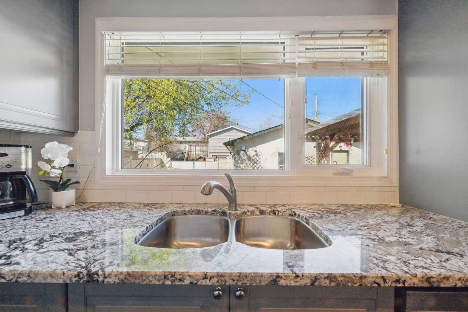 Calgary, AB T2K 4N2,828 Hunterston CRES NW