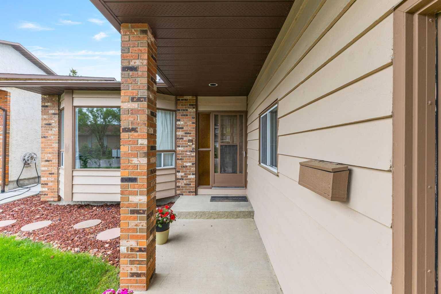 Calgary, AB T3A 3V5,19 Edforth WAY NW