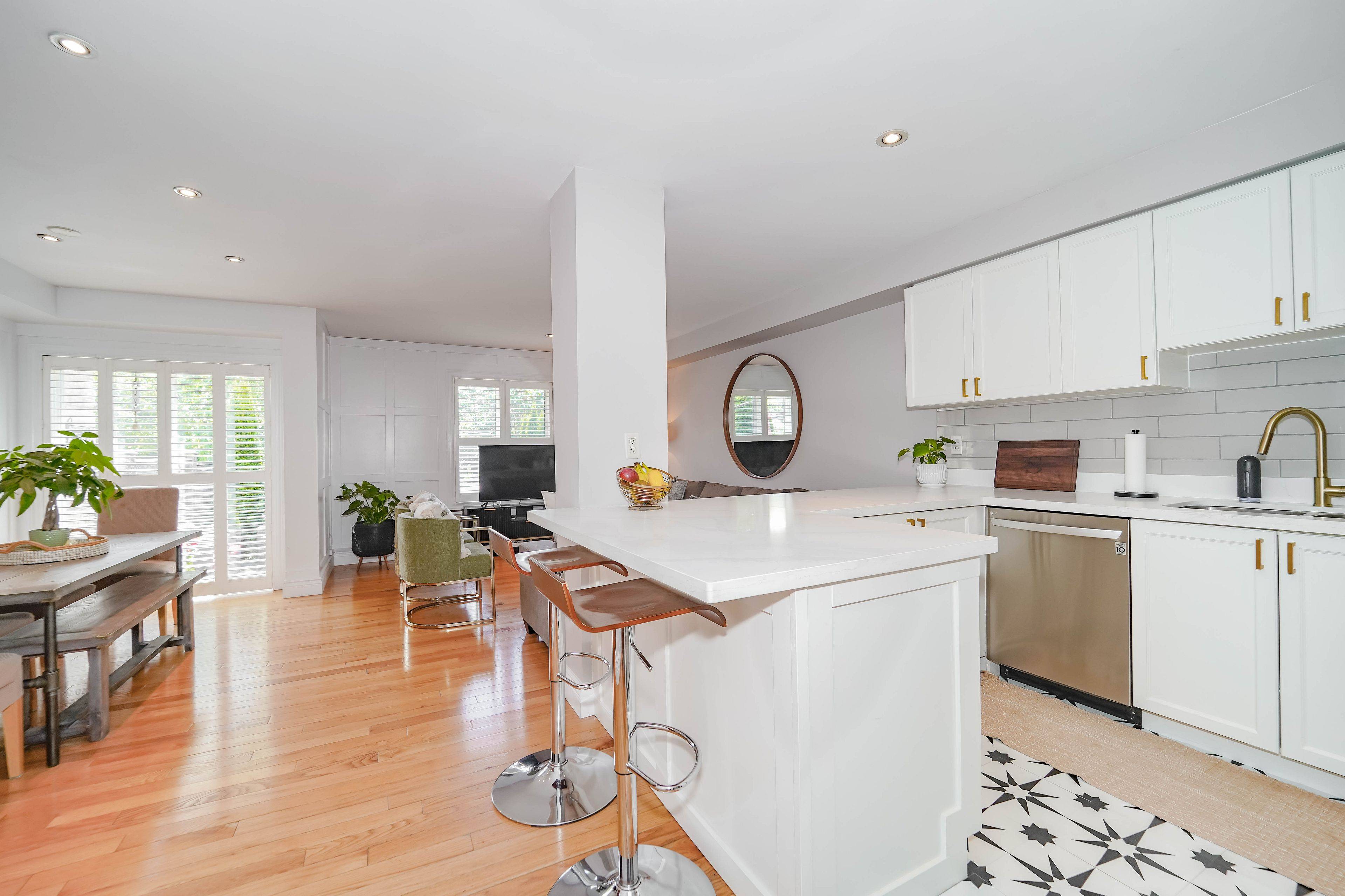 15 Fairmount DR, Whitby, ON L1R 0G3