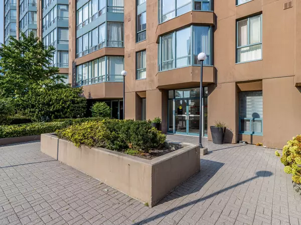 Mississauga, ON L5B 3Y9,115 Hillcrest AVE #808