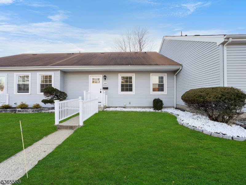164 Cours De Clemenceau #E, Howell Twp., NJ 07728