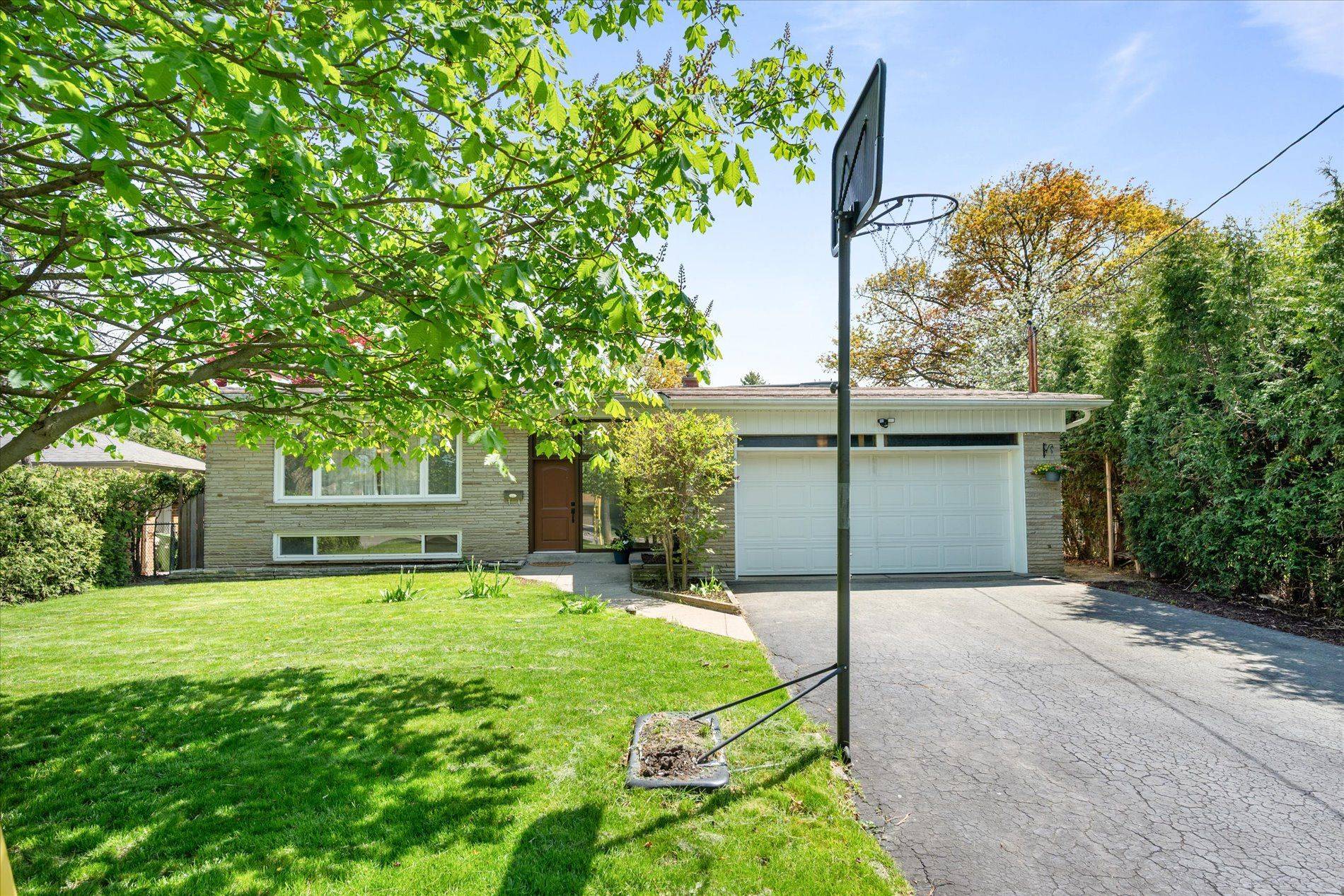 Toronto C15, ON M2K 1X1,17 Ravenscroft CIR