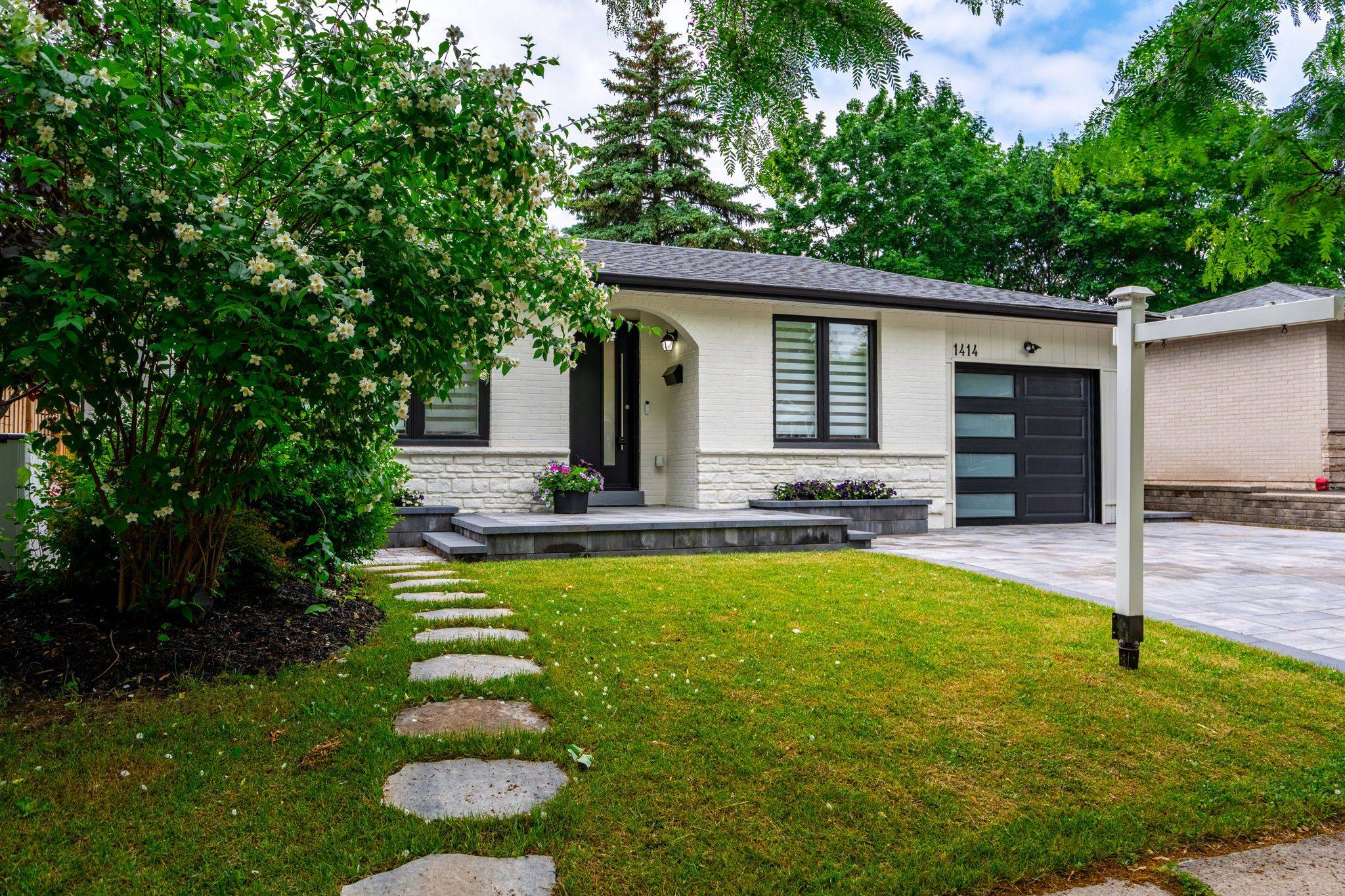 1414 Allangrove DR, Burlington, ON L7M 1J6