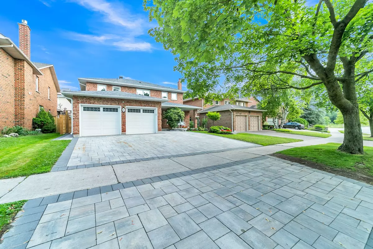Aurora, ON L4G 3V4,107 Golf Links DR
