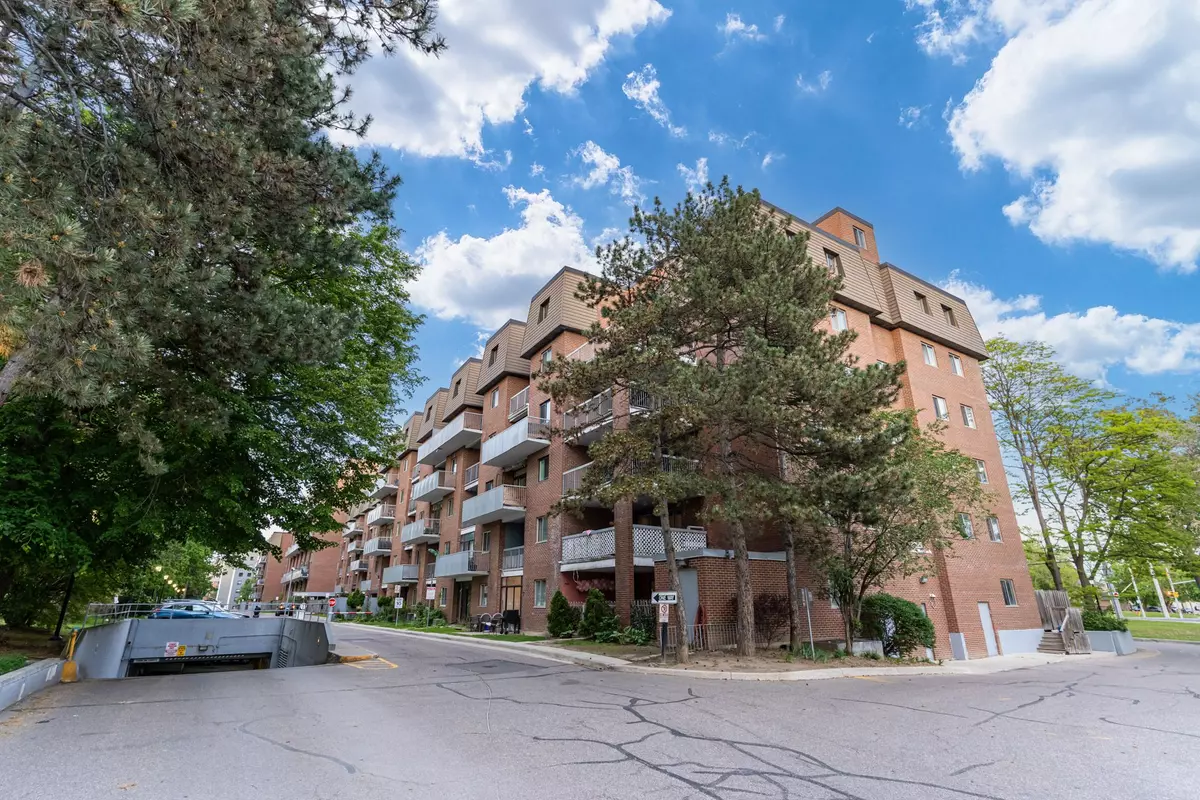 Mississauga, ON L5C 2V3,3025 The Credit Woodlands N/A #149
