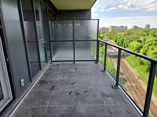 8 Manor RD W #806, Toronto C03, ON M5P 1E7