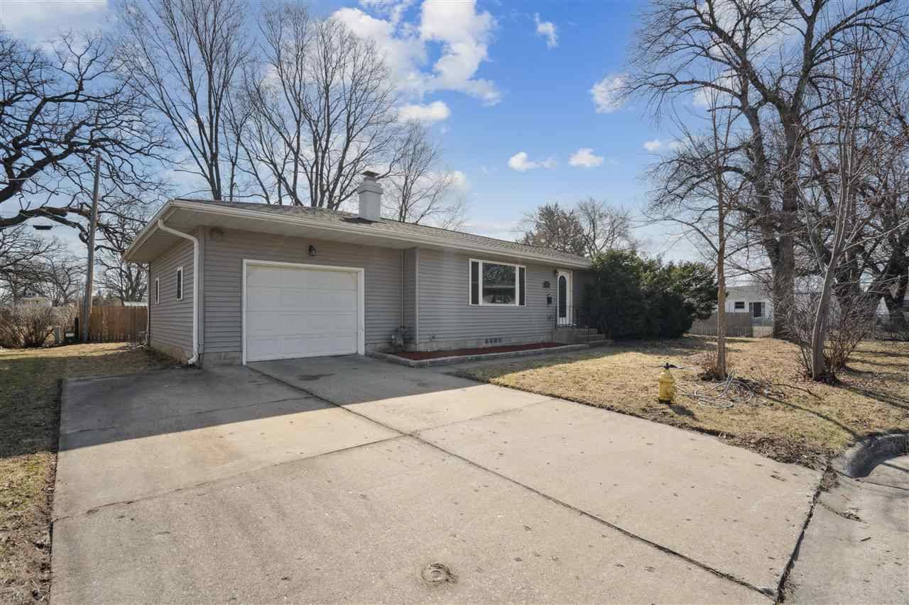 125 Circle Dr, Manchester, IA 52057