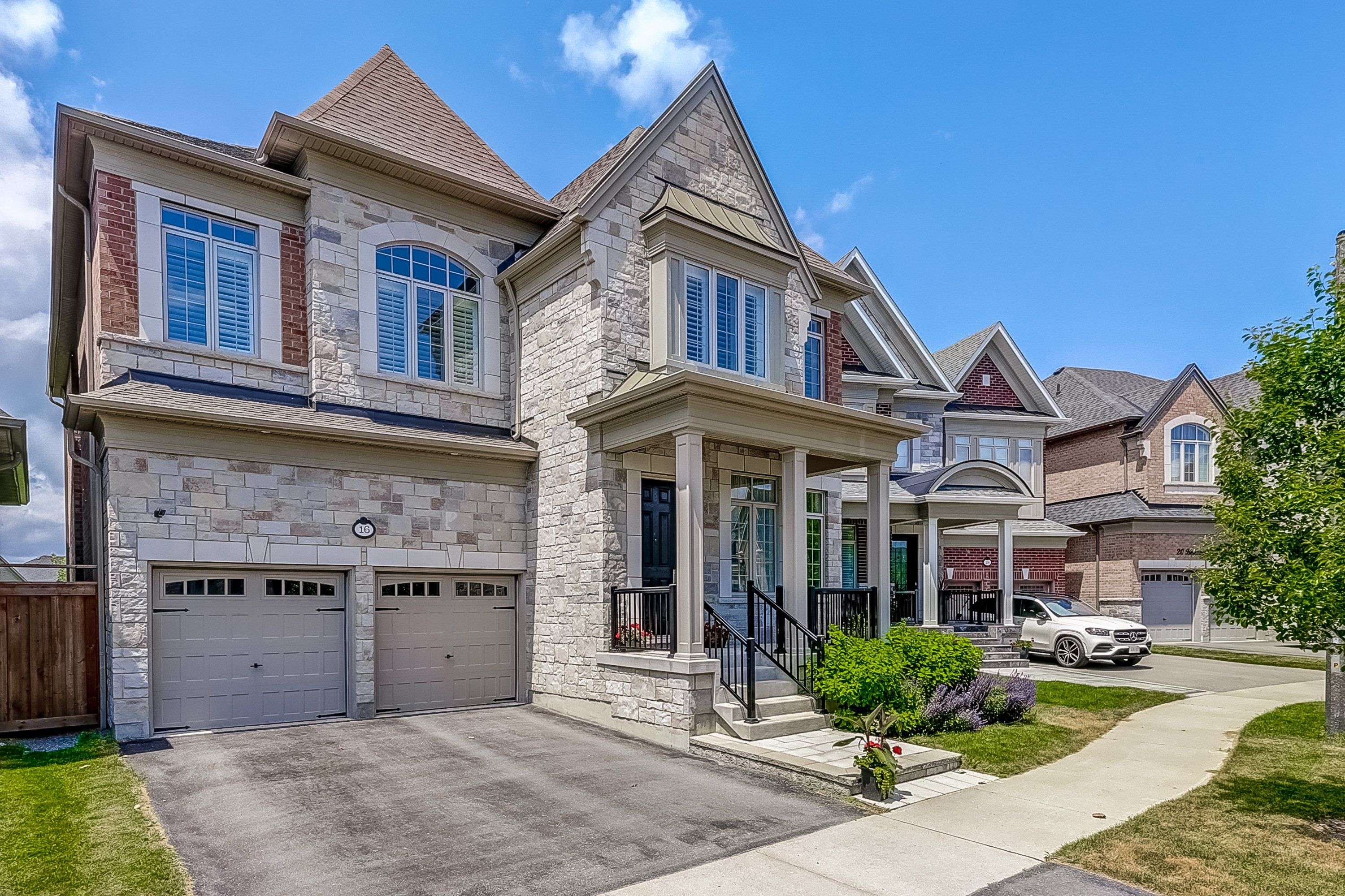 16 Beaverdams DR, Whitby, ON L1P 0C4