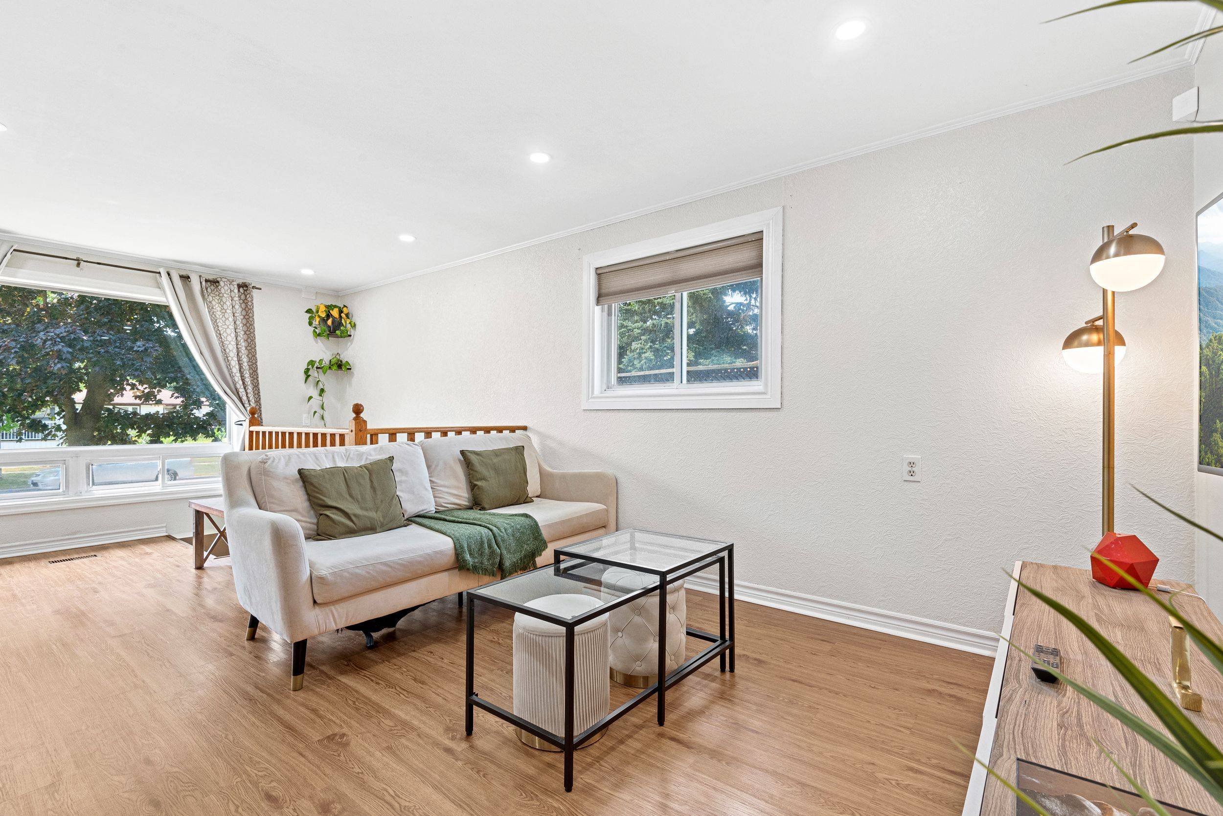 Oshawa, ON L1H 7X1,1132 Norman CRES
